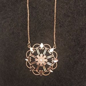 Gold necklace with diamond detail